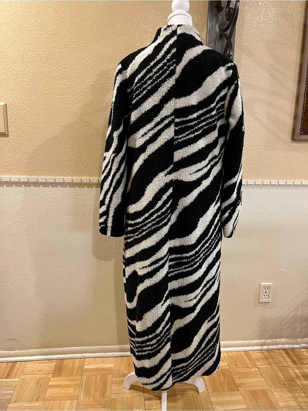 Anthropologie Hutch Zebra Print Sherpa Teddy Long Coat Black, off-white. Size S - Picture 5 of 9